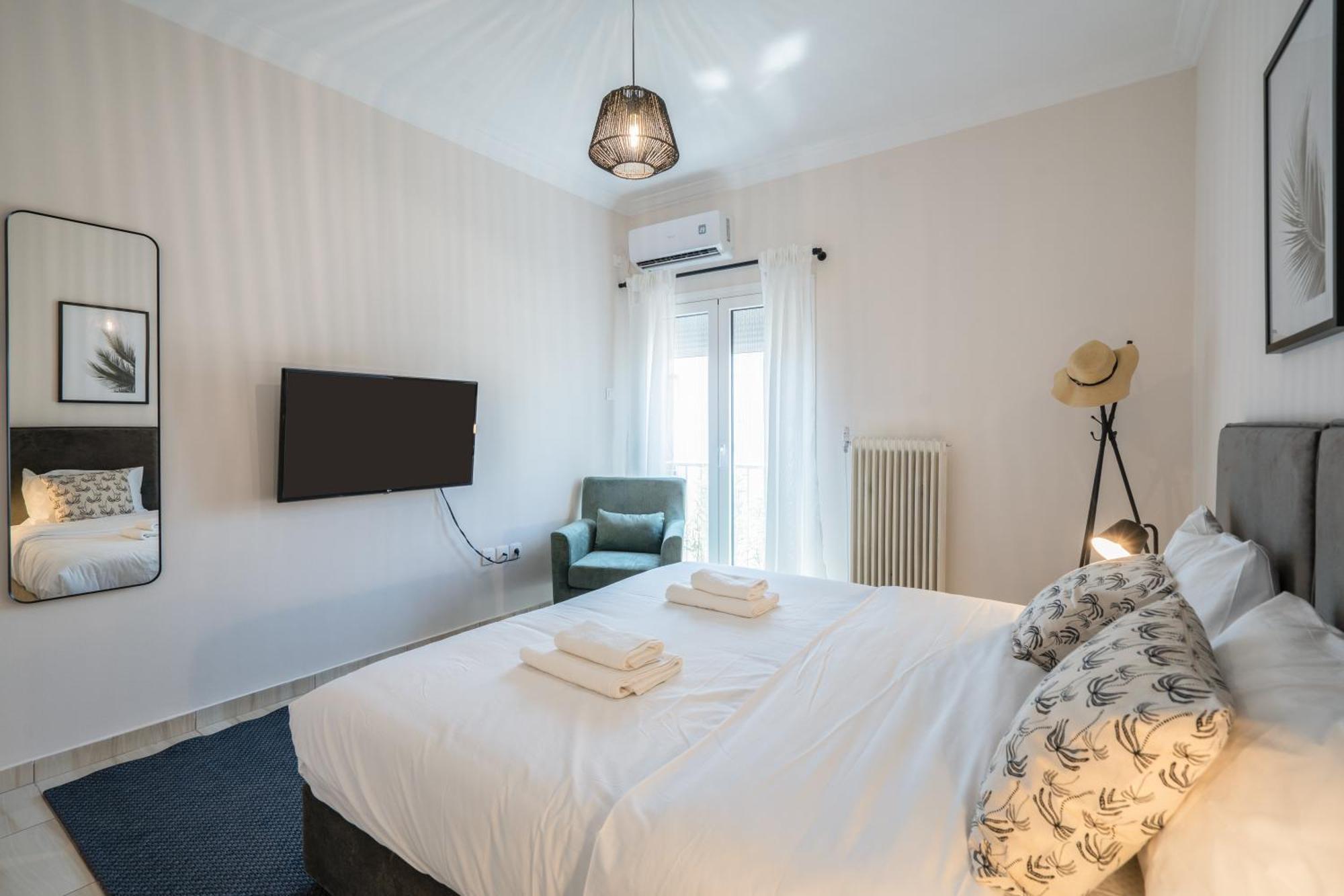Modern In With Acropolis & Mt Lycabettus View Apartment
